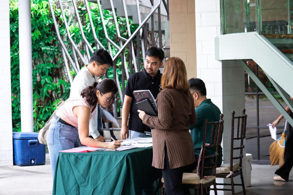 How to Survive a Bridal Fair (Without Getting Overwhelmed!) 4 How to Survive a Bridal Fair (Without Getting Overwhelmed!) 4