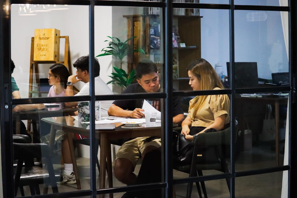 How to Survive a Bridal Fair (Without Getting Overwhelmed!) 5 How to Survive a Bridal Fair (Without Getting Overwhelmed!) 5