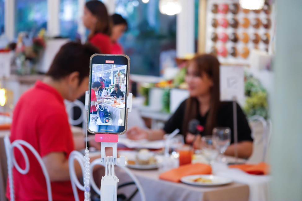 How to Survive a Bridal Fair (Without Getting Overwhelmed!) 6 How to Survive a Bridal Fair (Without Getting Overwhelmed!) 6