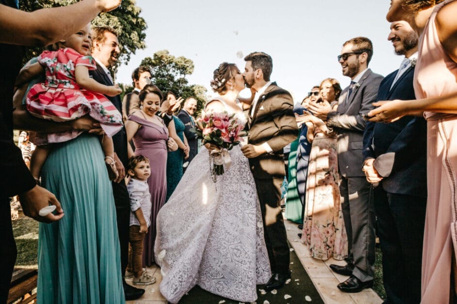bride-and-groom-kissing-3263714 basic-wedding